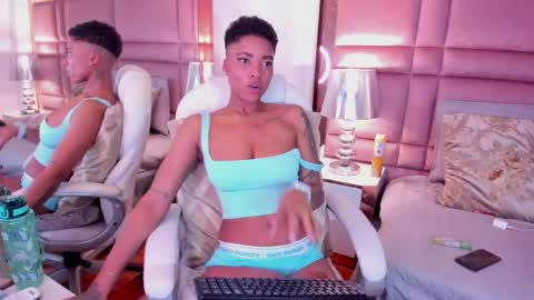 Snapshot of luciawallace chatting on February 15, 3:42 am lucia wallace online show from February 15, 3:42 am