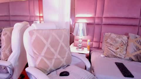 Snapshot of luciawallace chatting on February 15, 6:44 am lucia wallace online show from February 15, 6:44 am