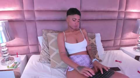 Snapshot of luciawallace chatting on February 18, 12:37 am lucia wallace online show from February 18, 12:37 am