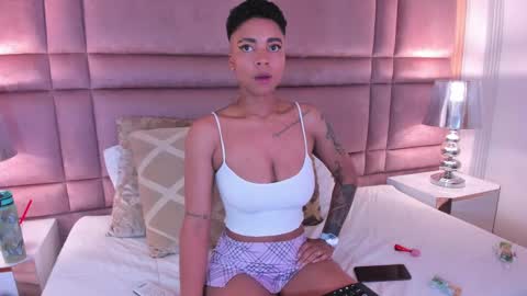 Snapshot of luciawallace chatting on February 18, 3:42 am lucia wallace online show from February 18, 3:42 am