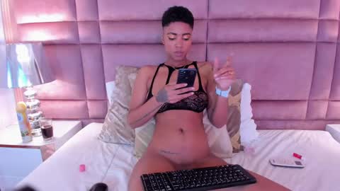 Snapshot of luciawallace chatting on February 19, 2:33 am lucia wallace online show from February 19, 2:33 am