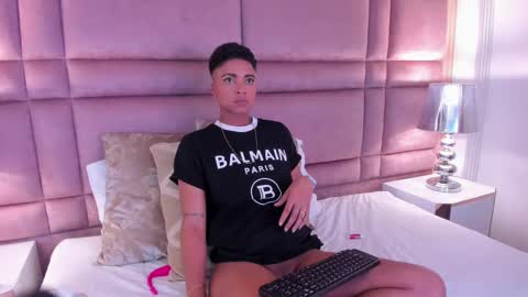 Snapshot of luciawallace chatting on February 19, 7:39 am lucia wallace online show from February 19, 7:39 am