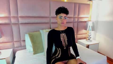 Snapshot of luciawallace chatting on September 15, 10:43 pm lucia wallace online show from September 15, 10:43 pm