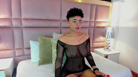 Snapshot of luciawallace chatting on September 21, 9:27 pm lucia wallace online show from September 21, 9:27 pm