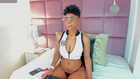 Snapshot of luciawallace chatting on October 19, 12:44 am lucia wallace online show from October 19, 12:44 am