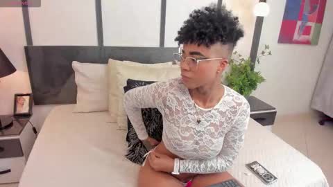 Snapshot of luciawallace chatting on December 4, 12:20 am lucia wallace online show from December 4, 12:20 am