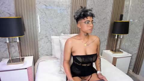 Snapshot of luciawallace chatting on February 17, 11:55 pm lucia wallace online show from February 17, 11:55 pm