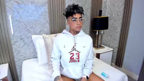 Snapshot of luciawallace chatting on March 3, 10:59 pm lucia wallace online show from March 3, 10:59 pm