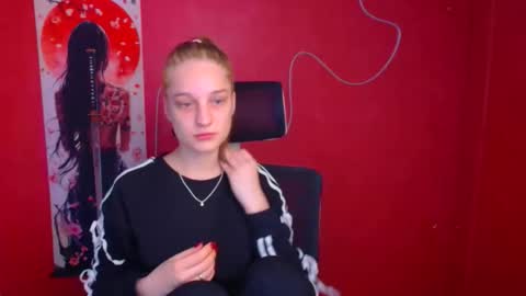 Snapshot of lucieamour_ chatting on November 16, 6:13 pm Lucie online show from November 16, 6:13 pm