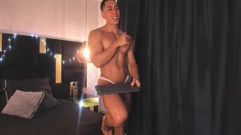 Snapshot of lucio__fox chatting on December 21, 12:34 pm Lucio online show from December 21, 12:34 pm