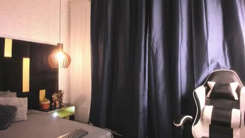 Snapshot of lucio__fox chatting on February 14, 12:57 pm Lucio online show from February 14, 12:57 pm