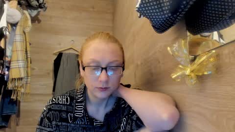 lucky_licky20 online show from December 28, 4:08 am