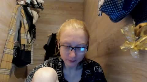 lucky_licky20 online show from January 1, 3:56 am