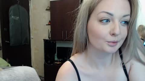 Snapshot of luckyshotgirl chatting on January 23, 8:24 pm LuckyShot online show from January 23, 8:24 pm