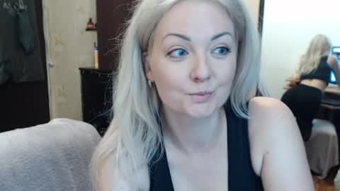 Snapshot of luckyshotgirl chatting on September 23, 4:10 pm LuckyShot online show from September 23, 4:10 pm