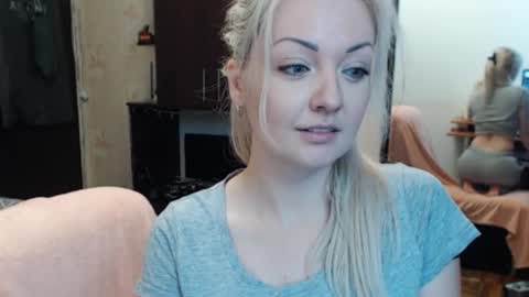 Snapshot of luckyshotgirl chatting on October 11, 9:52 am LuckyShot online show from October 11, 9:52 am