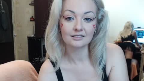 Snapshot of luckyshotgirl chatting on October 31, 3:02 pm LuckyShot online show from October 31, 3:02 pm