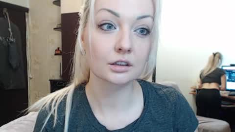 Snapshot of luckyshotgirl chatting on November 15, 4:36 pm LuckyShot online show from November 15, 4:36 pm