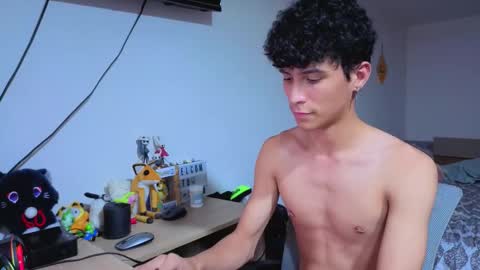 Snapshot of luclawthorne chatting on December 17, 10:49 pm Lu Independent Model online show from December 17, 10:49 pm