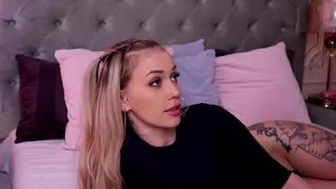 Snapshot of lucyaddison chatting on March 5, 10:11 am LucyAddison online show from March 5, 10:11 am