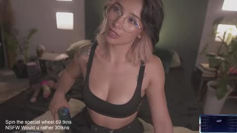 Snapshot of lucyallenx chatting on February 22, 5:02 am Lucy Alien  online show from February 22, 5:02 am