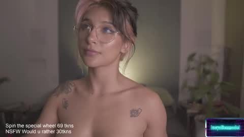 Snapshot of lucyallenx chatting on February 25, 1:52 am Lucy Alien  online show from February 25, 1:52 am