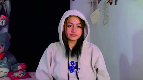 Snapshot of lucycherry__ chatting on December 10, 1:22 am LUCIA online show from December 10, 1:22 am