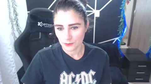 Snapshot of lucyli_ chatting on November 22, 7:13 pm LUCY online show from November 22, 7:13 pm