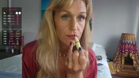 Snapshot of lucyvybes_and_gogert chatting on December 19, 7:10 pm Lucy Vybes and Go-Gert online show from December 19, 7:10 pm