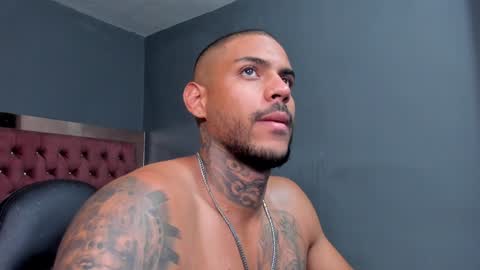 Snapshot of luigi1_ chatting on December 7, 4:09 am Luigi Vitale online show from December 7, 4:09 am