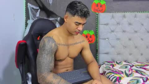 Snapshot of luigi_hot_ chatting on October 16, 10:05 am Luigi Independent model online show from October 16, 10:05 am