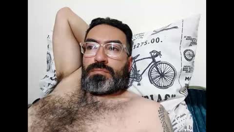 Snapshot of luis2988z chatting on December 3, 4:47 am Hairyman online show from December 3, 4:47 am