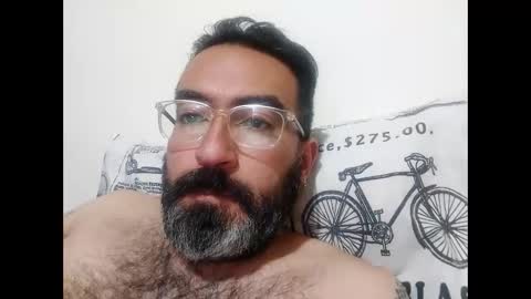 Snapshot of luis2988z chatting on December 10, 3:30 am Hairyman online show from December 10, 3:30 am