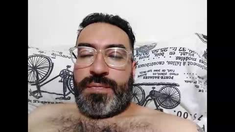 Snapshot of luis2988z chatting on December 28, 2:11 am Hairyman online show from December 28, 2:11 am