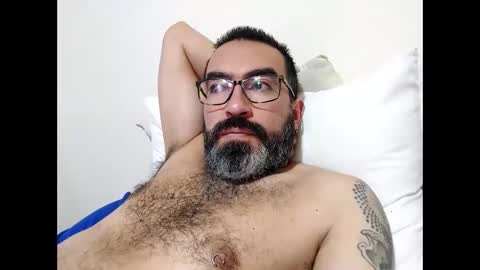 Snapshot of luis2988z chatting on February 23, 11:04 pm Hairyman online show from February 23, 11:04 pm