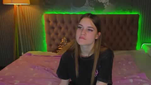 Snapshot of luisaclover chatting on November 18, 2:43 pm LuisaClover online show from November 18, 2:43 pm