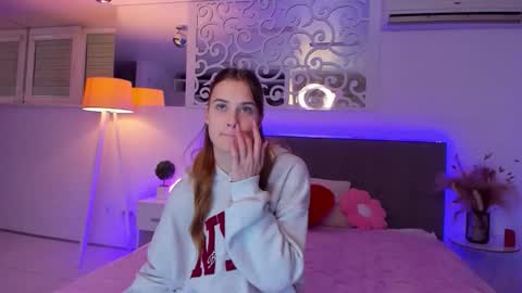 Snapshot of luisaclover chatting on December 1, 2:00 pm LuisaClover online show from December 1, 2:00 pm