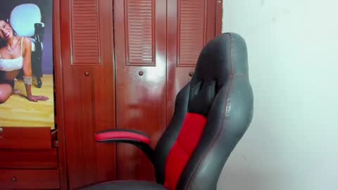 Snapshot of luissa_s1 chatting on December 10, 11:43 am Luissa online show from December 10, 11:43 am
