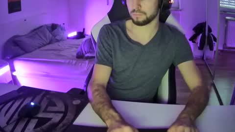 Snapshot of lukasschoetz chatting on December 22, 2:06 pm lukasschoetz online show from December 22, 2:06 pm