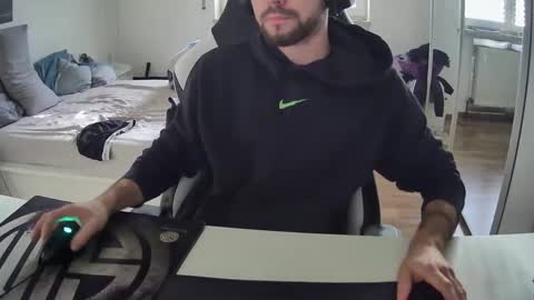 Snapshot of lukasschoetz chatting on December 25, 12:47 pm lukasschoetz online show from December 25, 12:47 pm