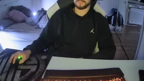 Snapshot of lukasschoetz chatting on December 28, 11:26 pm lukasschoetz online show from December 28, 11:26 pm