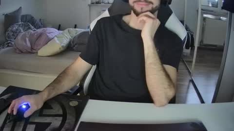 Snapshot of lukasschoetz chatting on December 29, 12:34 pm lukasschoetz online show from December 29, 12:34 pm