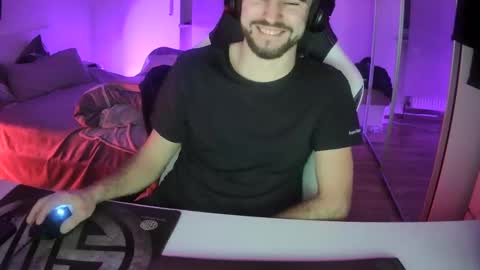 Snapshot of lukasschoetz chatting on February 10, 7:28 pm lukasschoetz online show from February 10, 7:28 pm