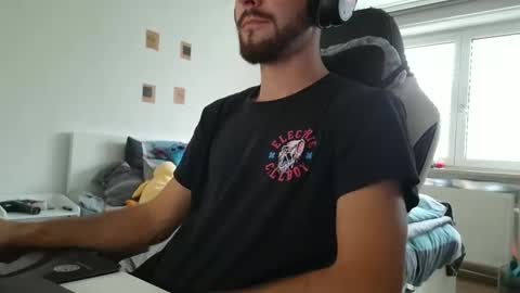 Snapshot of lukasschoetz chatting on September 28, 1:49 pm lukasschoetz online show from September 28, 1:49 pm