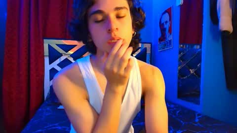 Snapshot of luke_howland chatting on February 25, 3:20 am Luke online show from February 25, 3:20 am