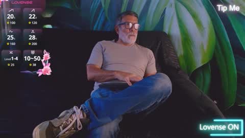 Snapshot of lukecrews chatting on December 21, 8:27 pm Luke Crews online show from December 21, 8:27 pm