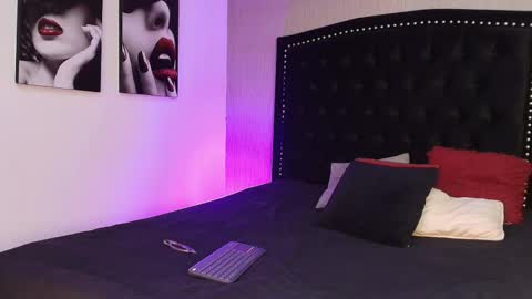 Snapshot of luna_and_titan chatting on November 9, 12:47 pm Luna And Titan online show from November 9, 12:47 pm