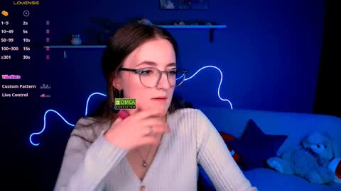 luna_berryy online show from February 12, 8:40 pm