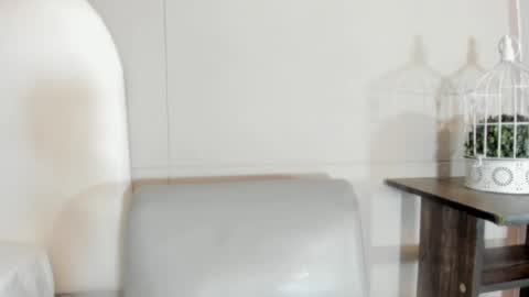 luna_bradley_ online show from April 9, 12:32 pm