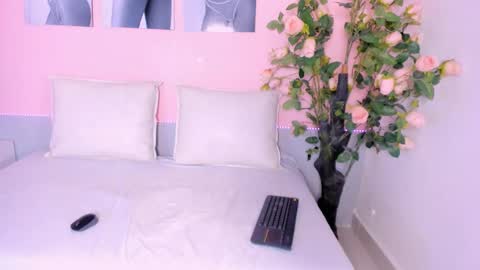 Snapshot of luna_diaz1 chatting on February 24, 7:45 pm luna_diaz1 online show from February 24, 7:45 pm